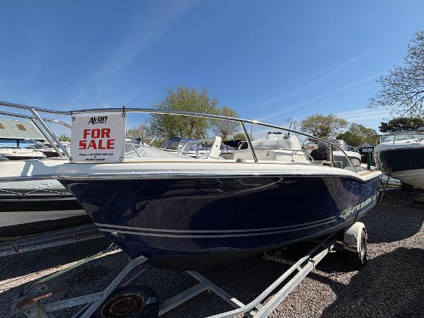 2007 White Shark 205