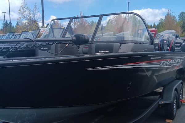 Tracker Targa V-19 WT 2024 Tracker Targa V-19 WT boat with windshield, parked outdoors.