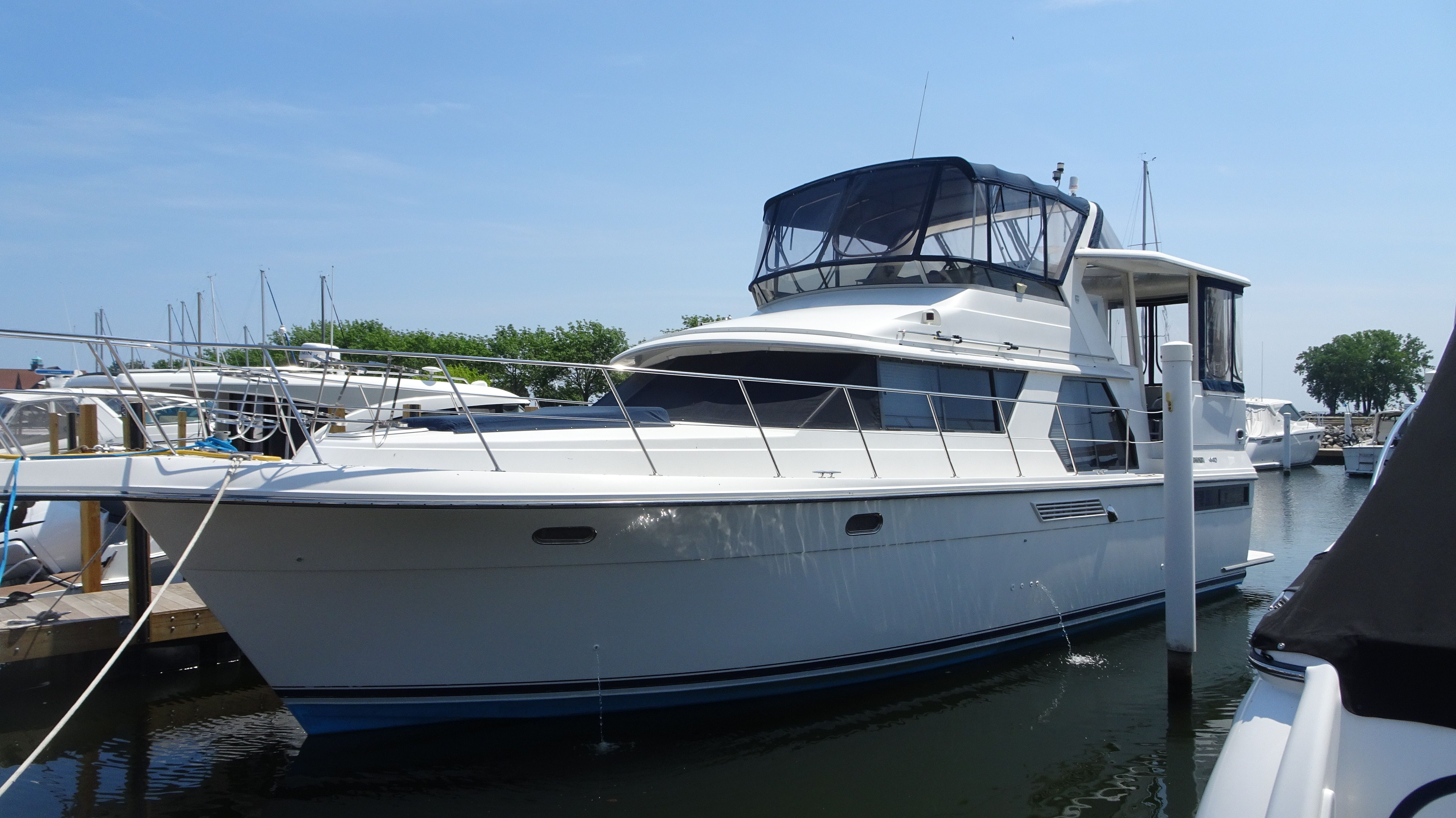 1994 Carver 440 Aft Cabin Motor Yacht