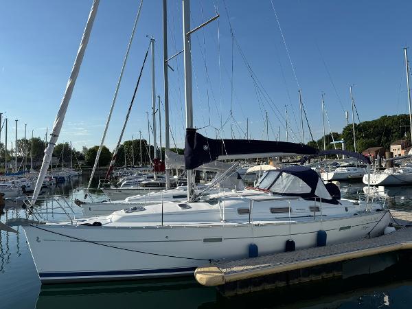 Beneteau Oceanis Clipper 343 2006 Beneteau Oceanis Clipper 343 sailboat docked in a marina under clear skies.