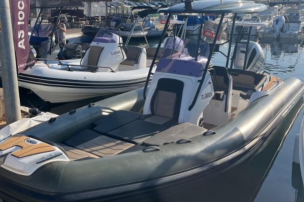 Grand GOLDEN LINE G680 2024 Grand GOLDEN LINE G680 boat docked, featuring sleek design and modern amenities.