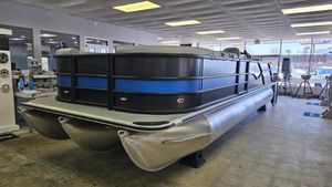 Bentley Pontoons Legacy 243 Swingback 2025 Bentley Pontoons Legacy 243 Swingback in showroom, featuring sleek design and modern amenities.