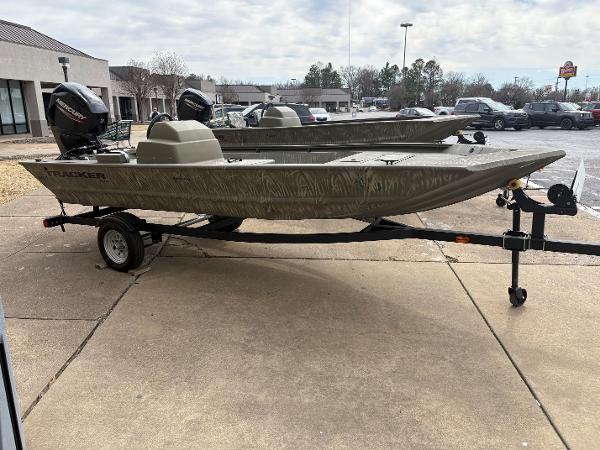 Tracker Grizzly 1648 SC 2024 Tracker Grizzly 1648 SC boat on trailer, parked outdoors.