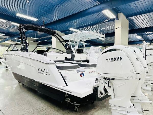 2025 Cobalt R8 Outboard