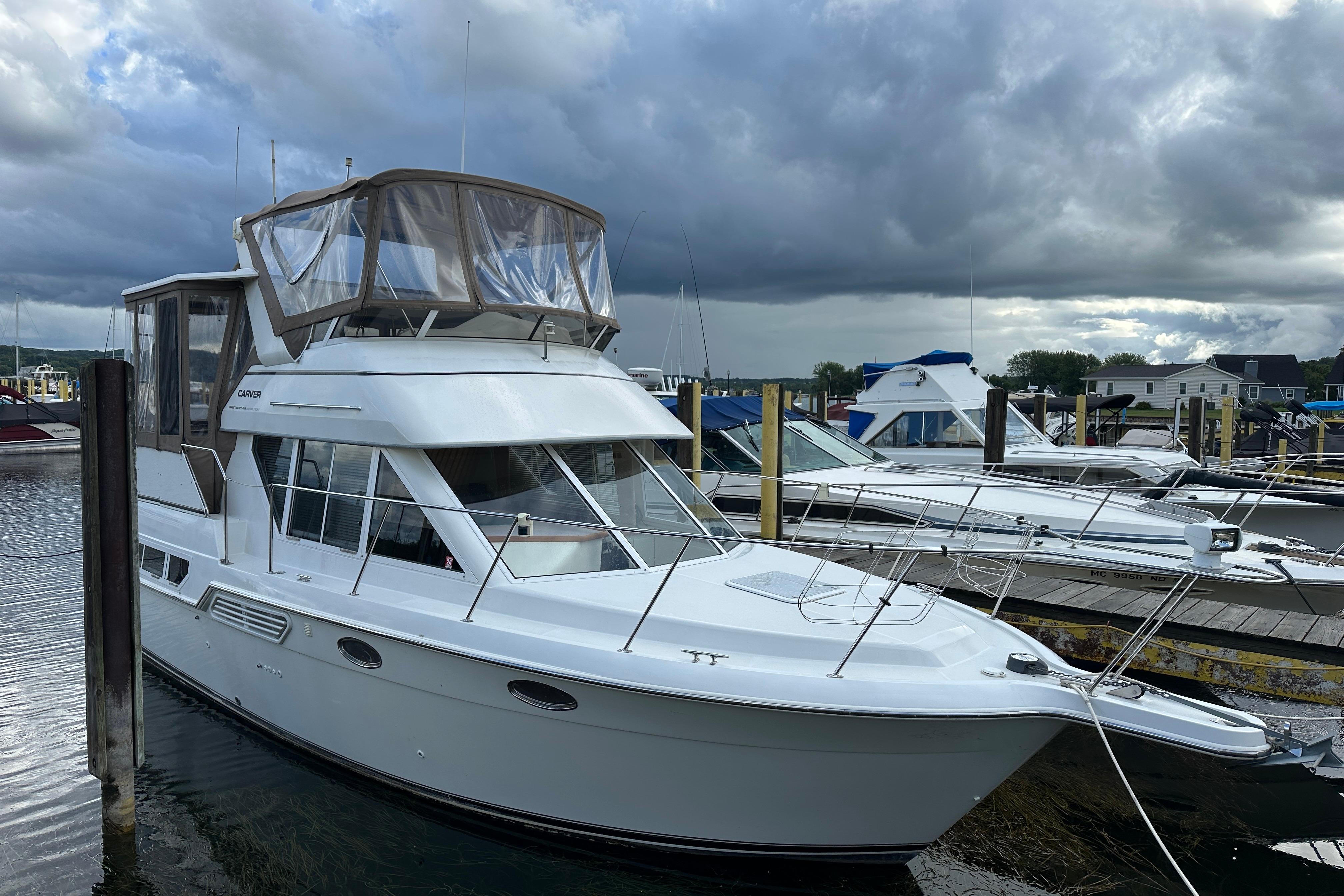 1997 Carver 325 Motor Yacht
