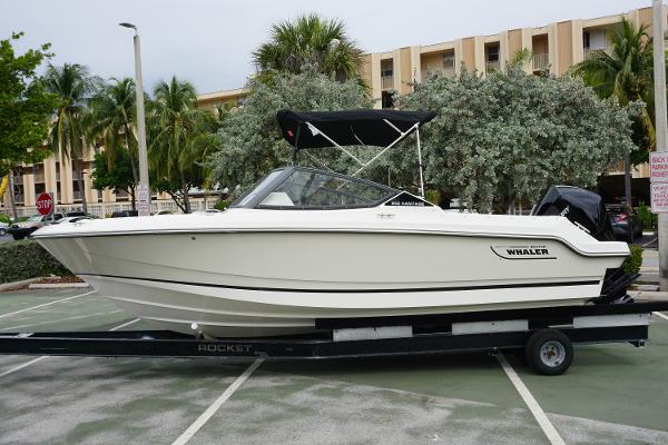 2024 Boston Whaler 210 Vantage