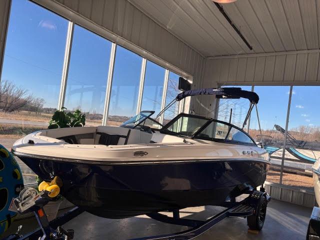 Monterey M205 Family Bowrider