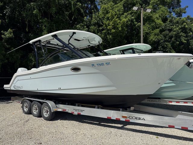 2021 Robalo R317 Dual Console