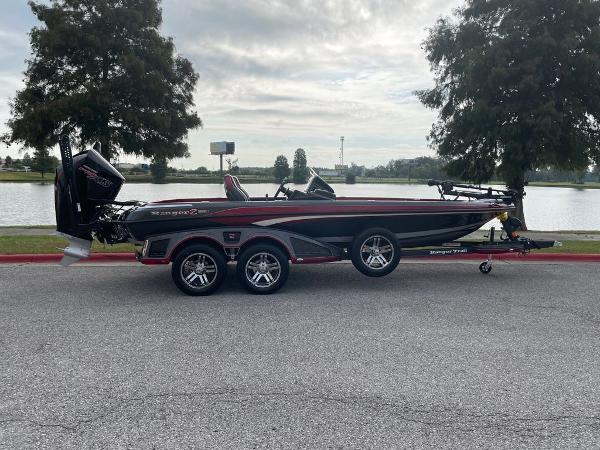 Ranger Z520R Ranger Cup Equipped 2024 Ranger Z520R Ranger Cup Equipped boat parked near a lake.