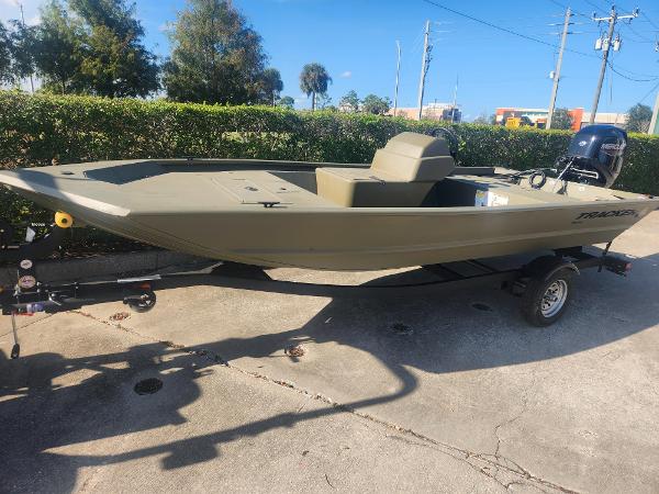 Tracker Grizzly 1648 SC 2024 Tracker Grizzly 1648 SC boat on trailer, parked outdoors.