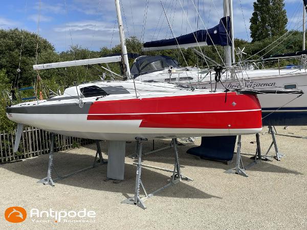 Jeanneau Sun Fast 3300 2020 Jeanneau Sun Fast 3300 sailboat with red and white hull on stands.