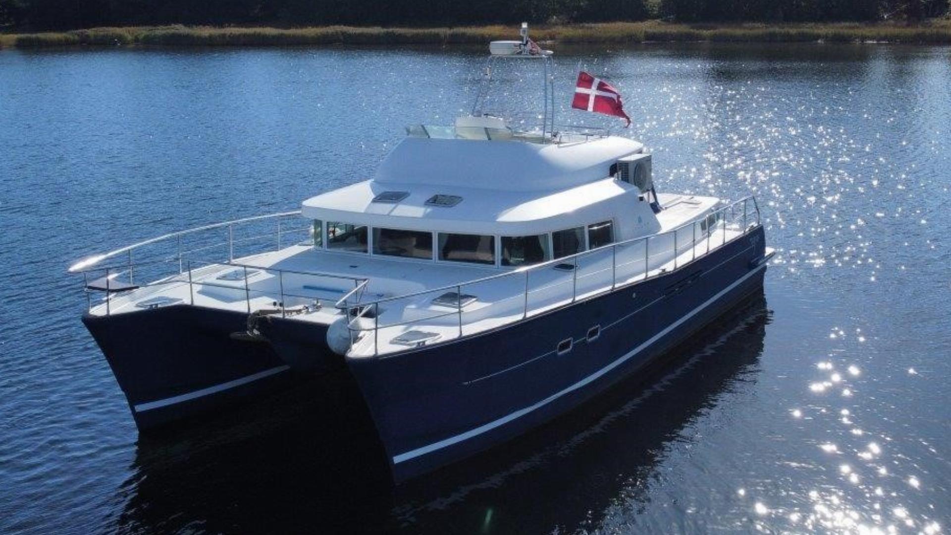 2002 Lagoon 43 Power 3 cabins
