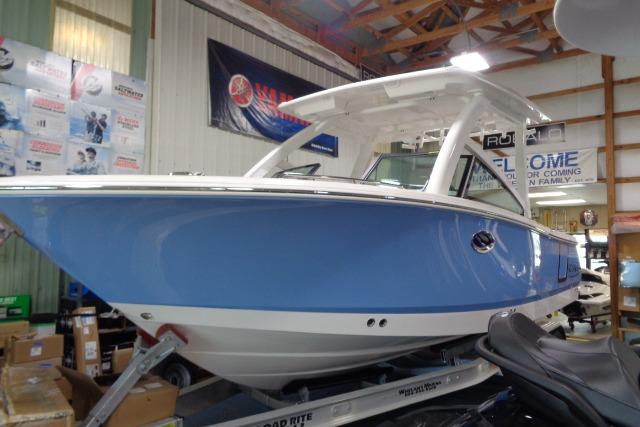 Robalo R257 Dual Console 2025 Robalo R257 Dual Console boat in showroom, blue and white exterior.
