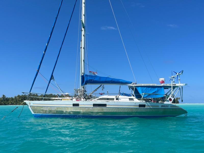 Alubat OVNI 43 Sailboat Ovni OVNI 43, 1993 model, anchored in turquoise waters under clear blue sky.
