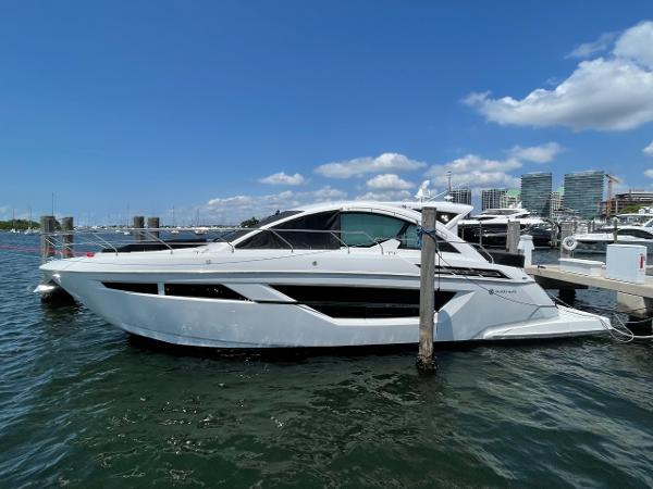 2019 Cruisers Yachts 50 Cantius