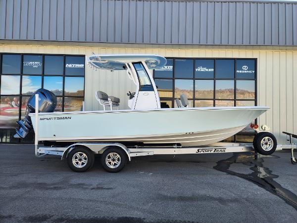 2025 Sportsman Masters 227 Bay Boat