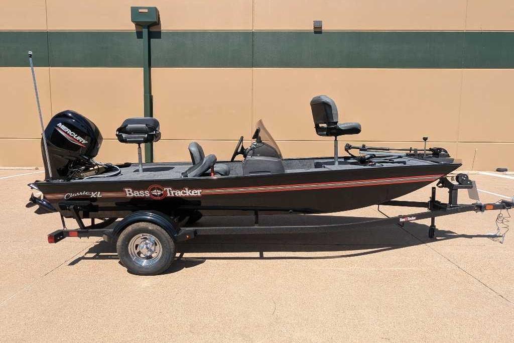 Tracker Bass Tracker Classic XL 2025 Tracker Bass Tracker Classic XL fishing boat on trailer, side view.