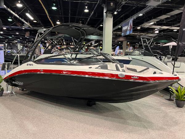 Yamaha Boats AR195 2025 Yamaha Boats AR195 displayed at an indoor boat show.