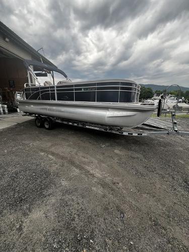 Bennington 25 SPDXP 2019 Bennington 25 SPDXP pontoon boat on a trailer under cloudy skies.