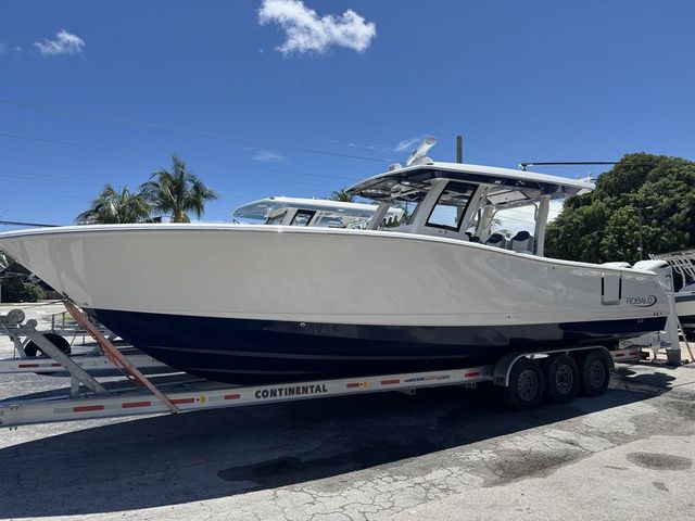 Robalo R360 Center Console
