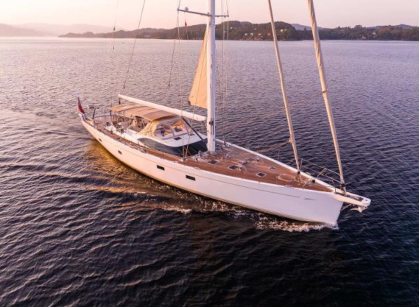 2014 Oyster 825