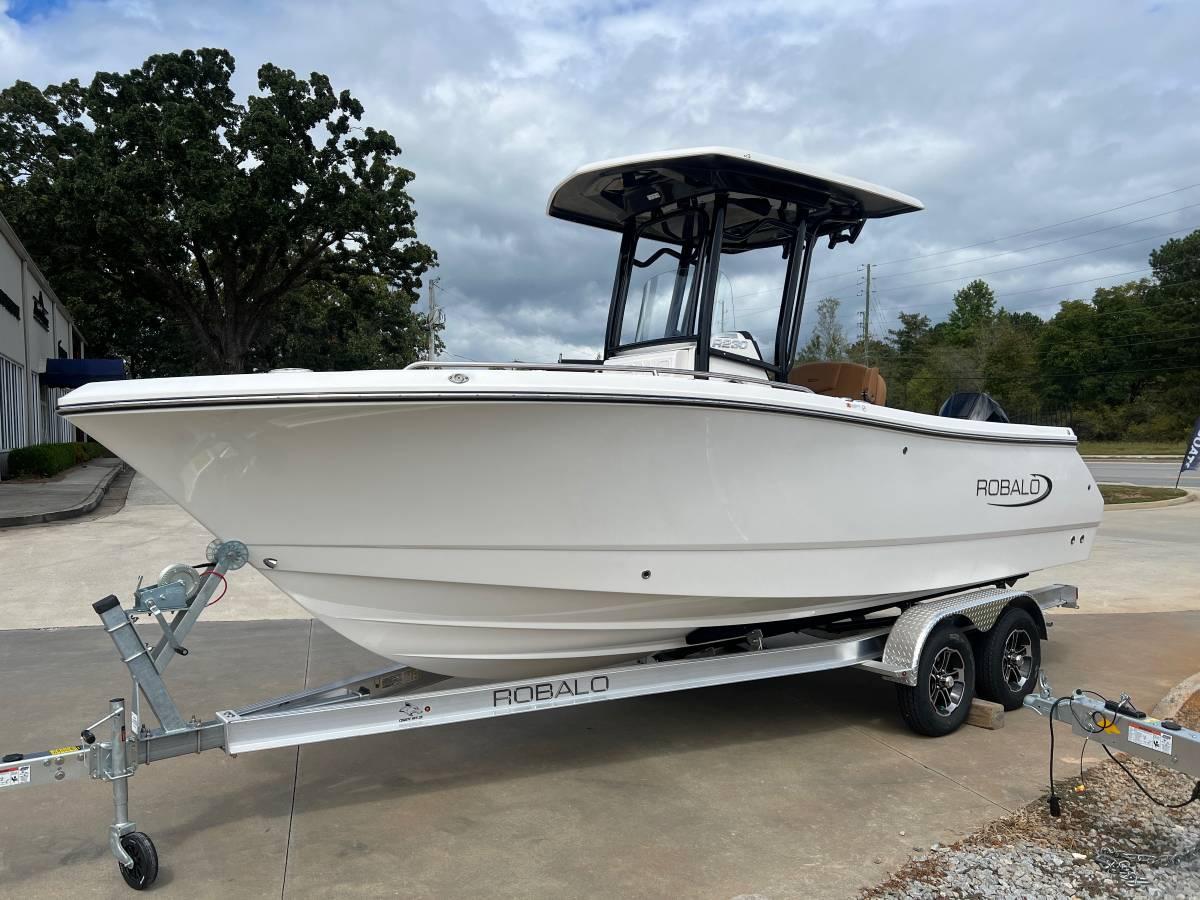 2025 Robalo 230 Center Console