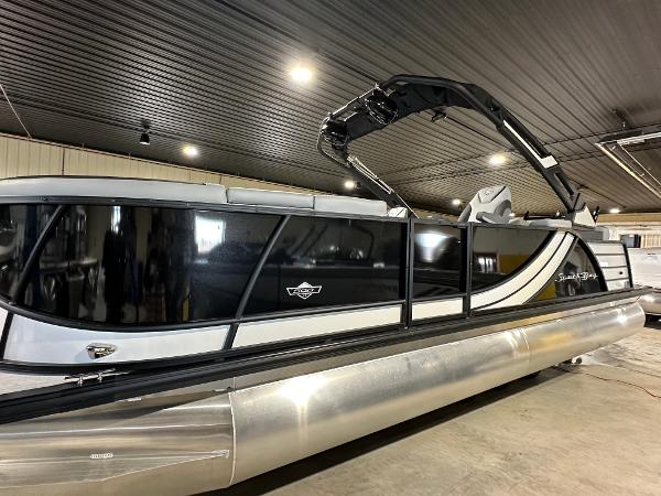 South Bay 523RS 3.0 Arch 2024 South Bay 523RS 3.0 Arch pontoon boat in a showroom.