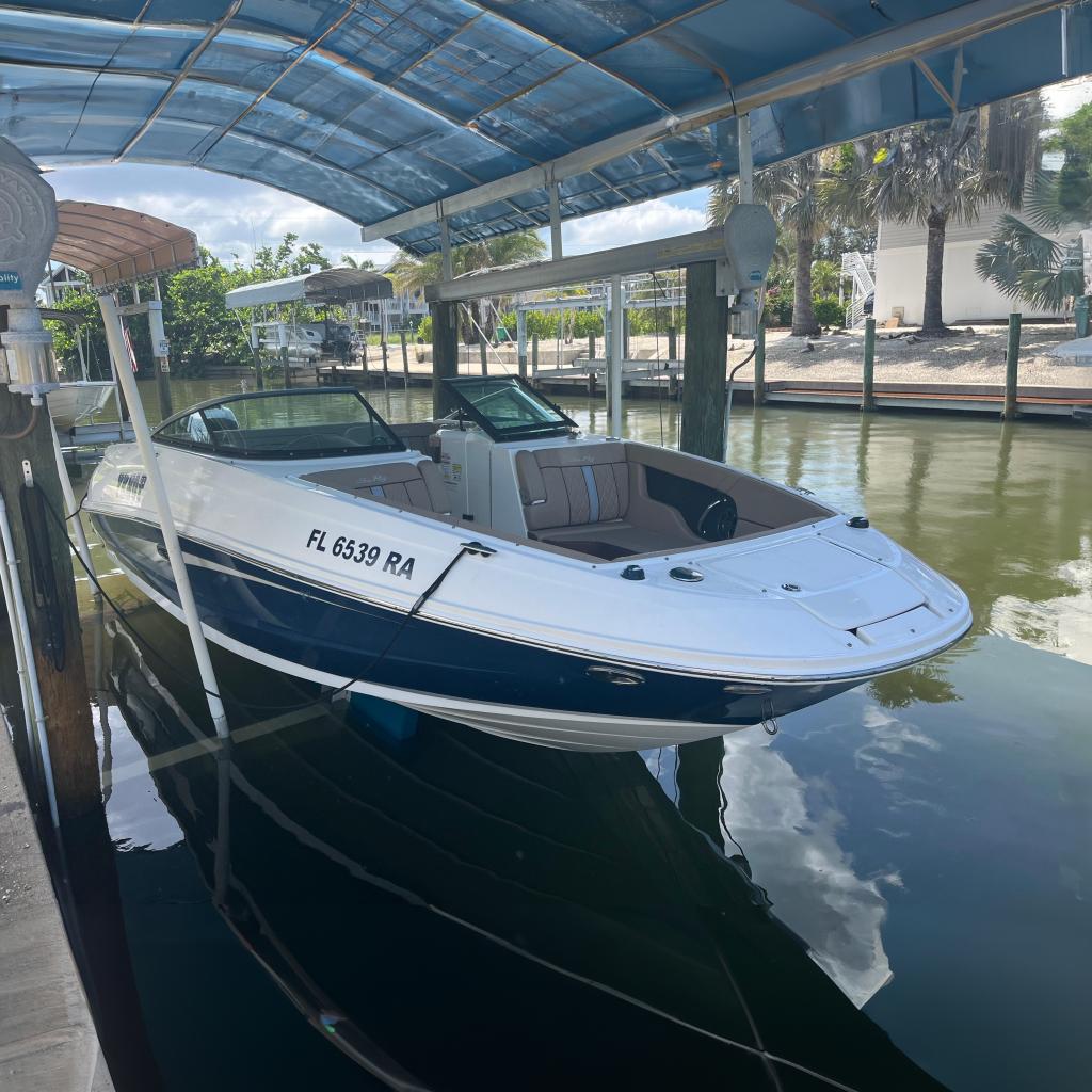 2016 Sea Ray 240 Sundeck Outboard