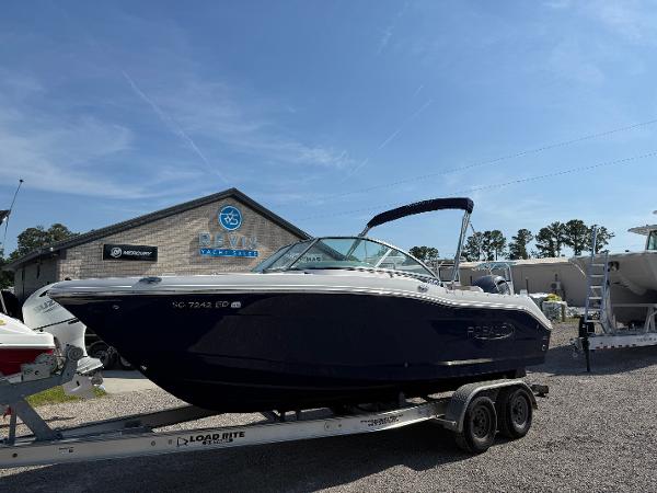 2024 Robalo R207 Dual Console