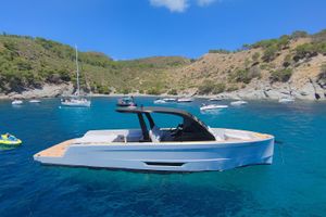 Maxim Yachts 43 comfort 2025 Maxim Yachts 43 Comfort in scenic bay with clear blue water and surrounding boats.