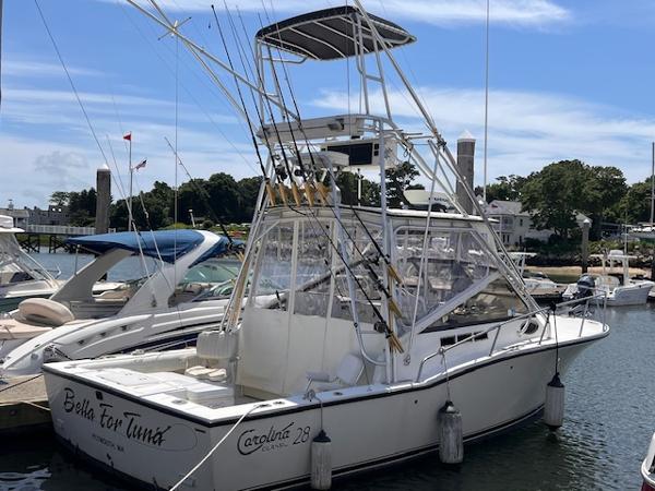 Carolina Classic 28 2001 Carolina Classic 28 fishing boat docked at a marina.