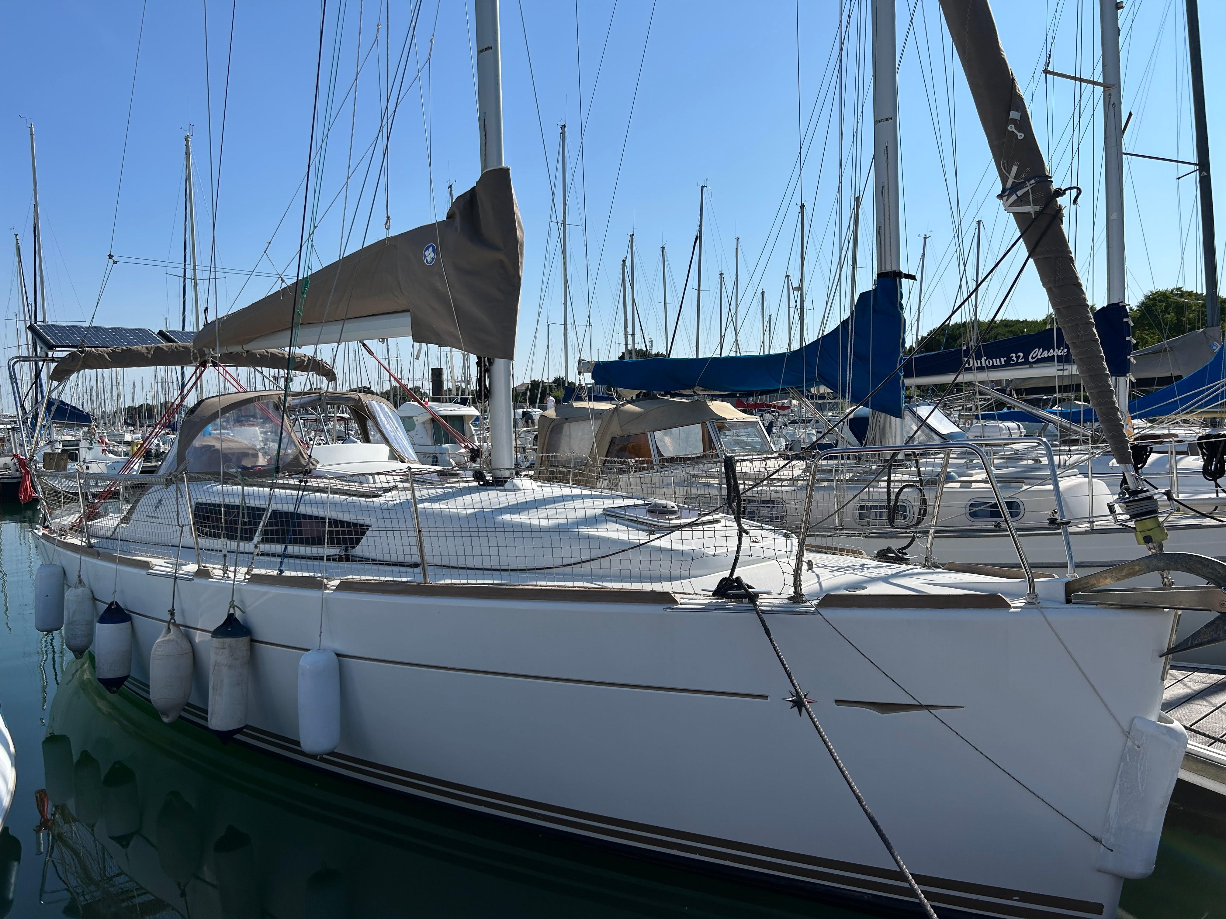 Jeanneau Sun Odyssey 33i 2012 Jeanneau Sun Odyssey 33i sailboat docked in marina, surrounded by other vessels.