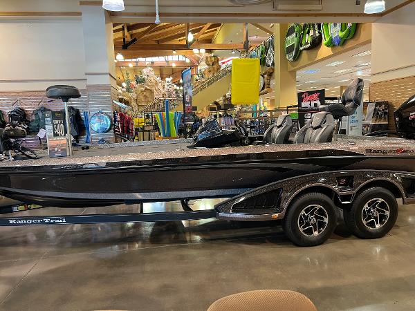 Ranger Z521R 2023 Ranger Z521R bass boat on display in showroom.