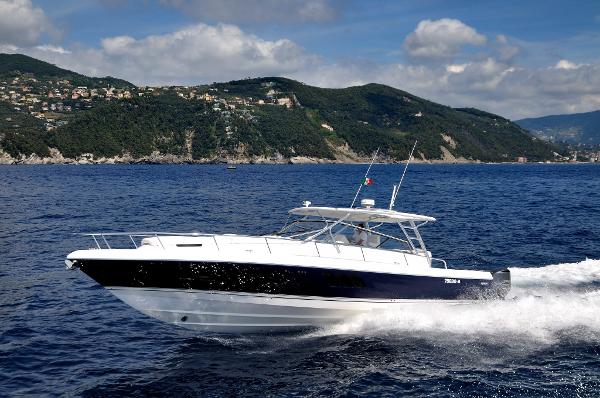 Intrepid 475 Sport Yacht Intrepid 475 SY running