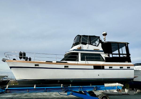 President Motor Yacht 1984 President Motor Yacht on trailer, featuring classic design and spacious deck.