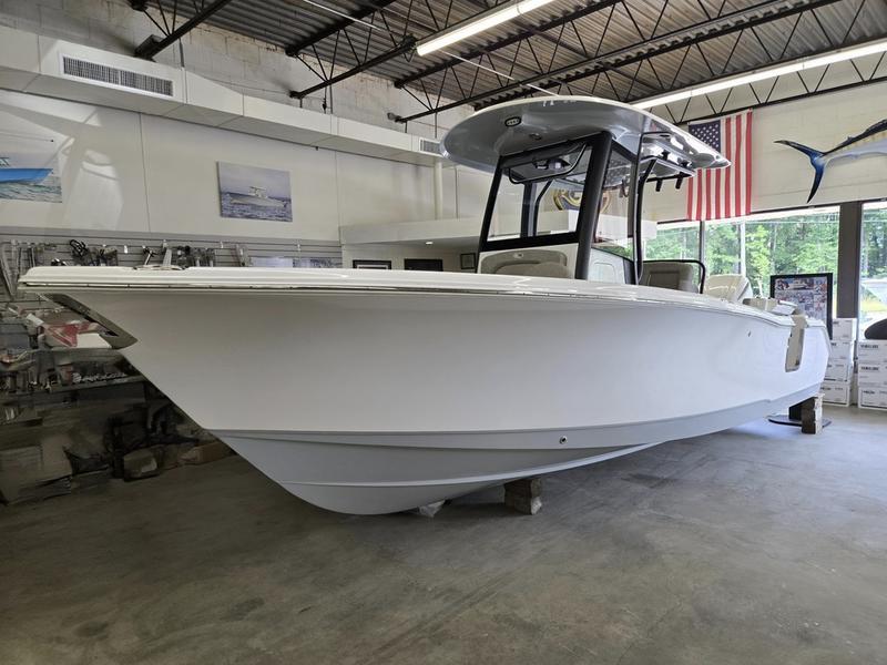 Sea Hunt Ultra 255 SE 2025 Sea Hunt Ultra 255 SE boat displayed indoors, showcasing sleek design and modern features.