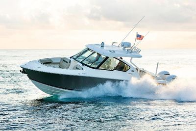 Pursuit DC 326 Dual Console Boat