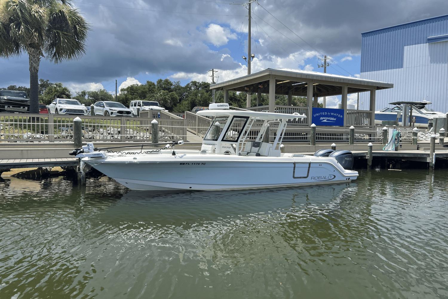 2021 Robalo r272