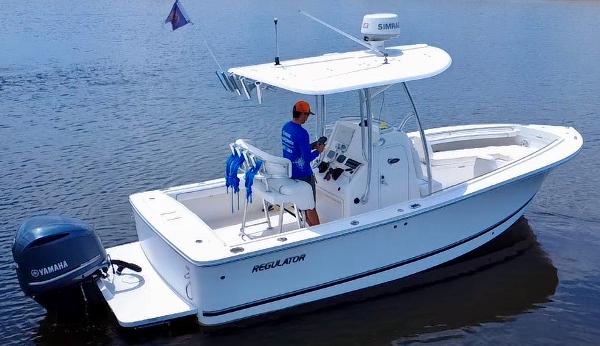 Regulator 23 FS Forward Seating YAMAHA 300hp 2016 Regulator 23 FS boat with Yamaha 300hp engine on calm water.