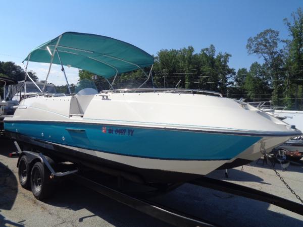 Bayliner 2359 Rendezvous 1996 Bayliner 2359 Rendezvous boat with teal canopy on trailer.