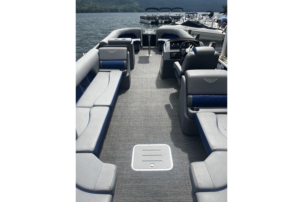 Bennington 25 LSRC 2024 Bennington 25 LSRC pontoon boat interior with spacious seating and modern design.
