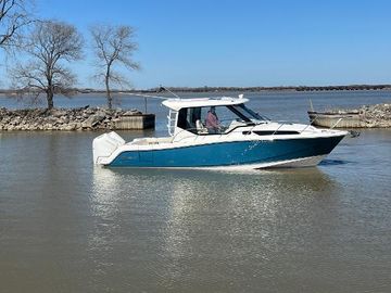 2025 Boston Whaler 325 Conquest