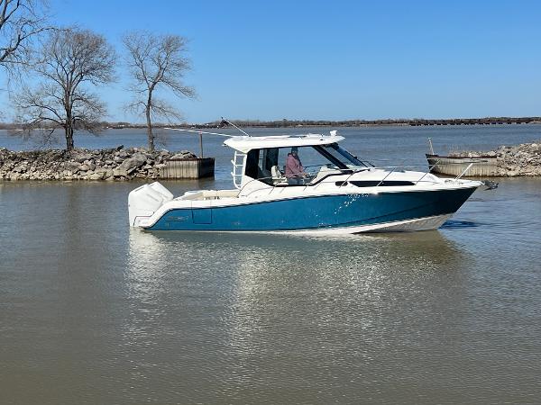 2025 Boston Whaler 325 Conquest