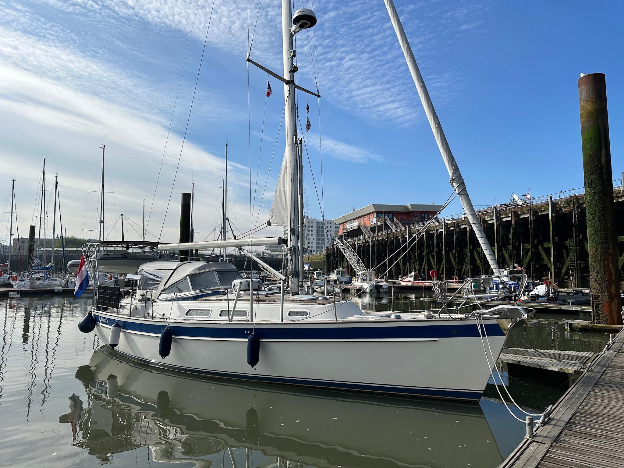 2005 Hallberg-Rassy 37