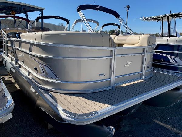 Starcraft EX22Q 2024 Starcraft EX22Q pontoon boat with beige seating and aluminum railing.
