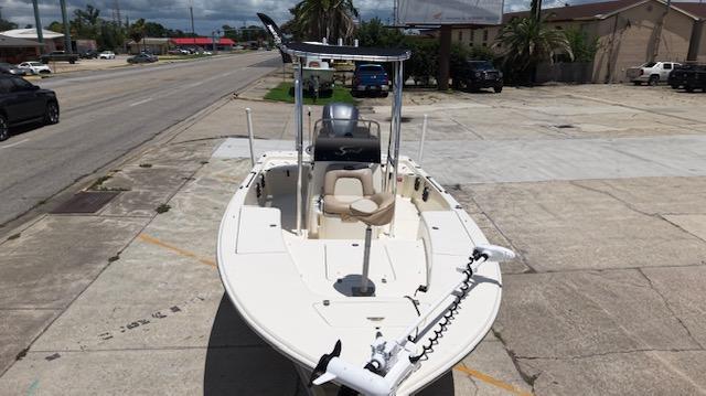 Scout 221 Winyah Bay 2007 Scout 221 Winyah Bay boat parked on concrete, featuring a center console and trolling motor.