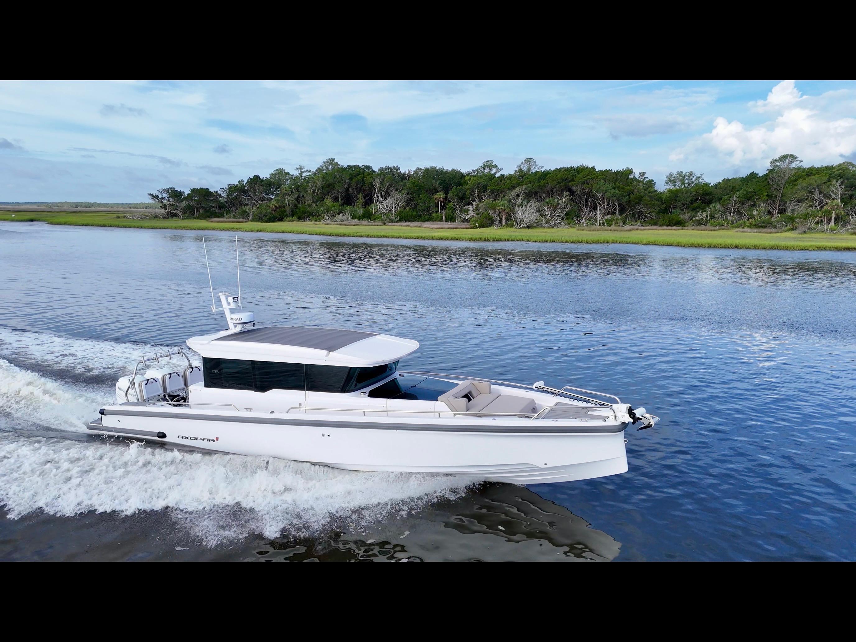 2023 Axopar 37 Cross Cabin