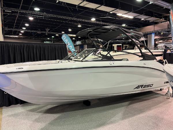 Yamaha Boats AR250 2025 Yamaha Boats AR250 displayed indoors at a boat show.