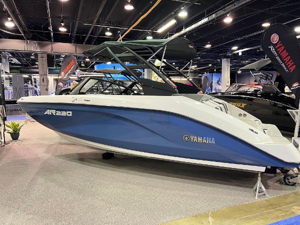 Yamaha Boats AR220 2025 Yamaha Boats AR220 displayed at an indoor boat show.