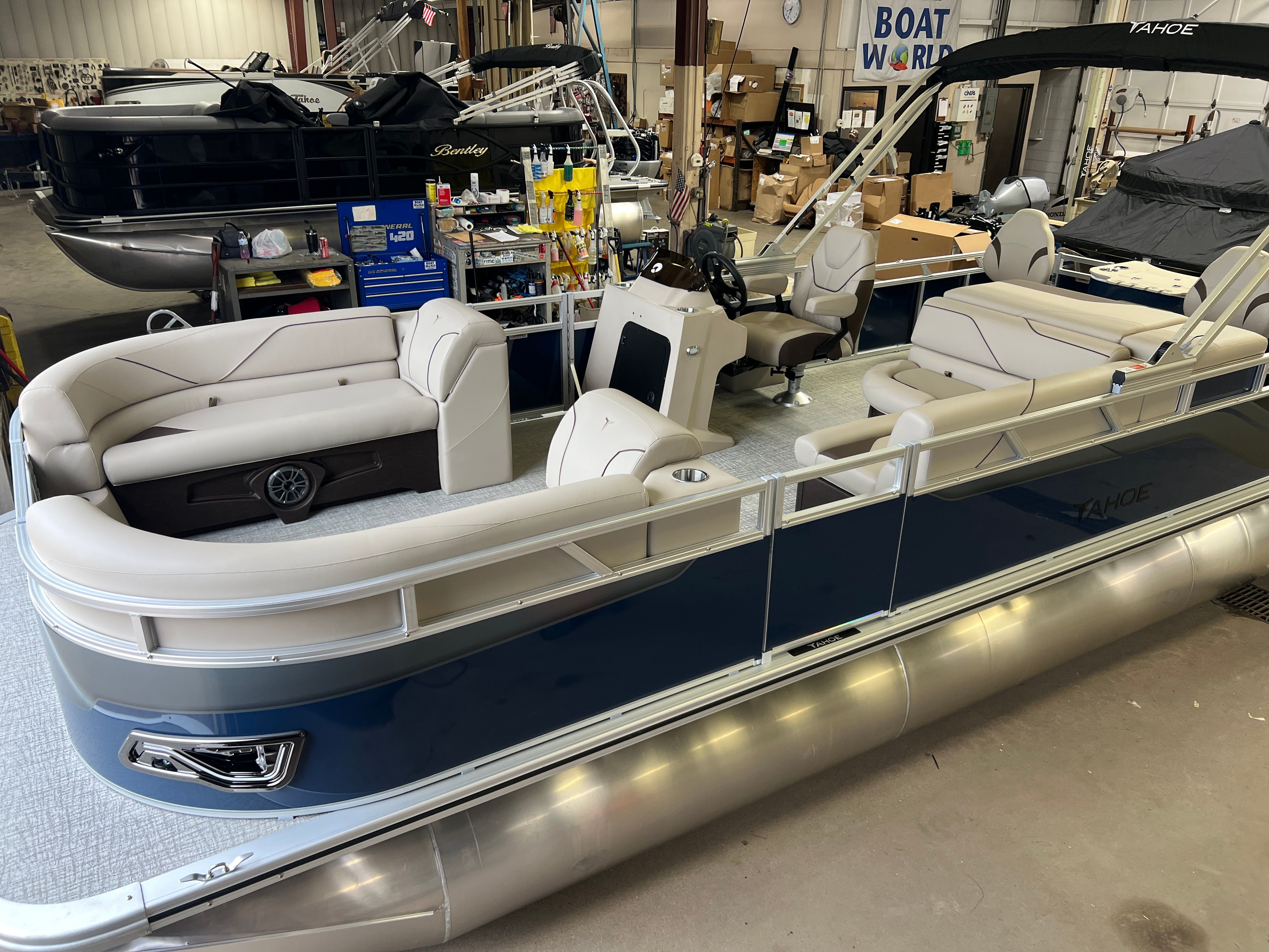 2026 Tahoe Sport 2385 Rear Fish & Honda 4-Stroke EFI